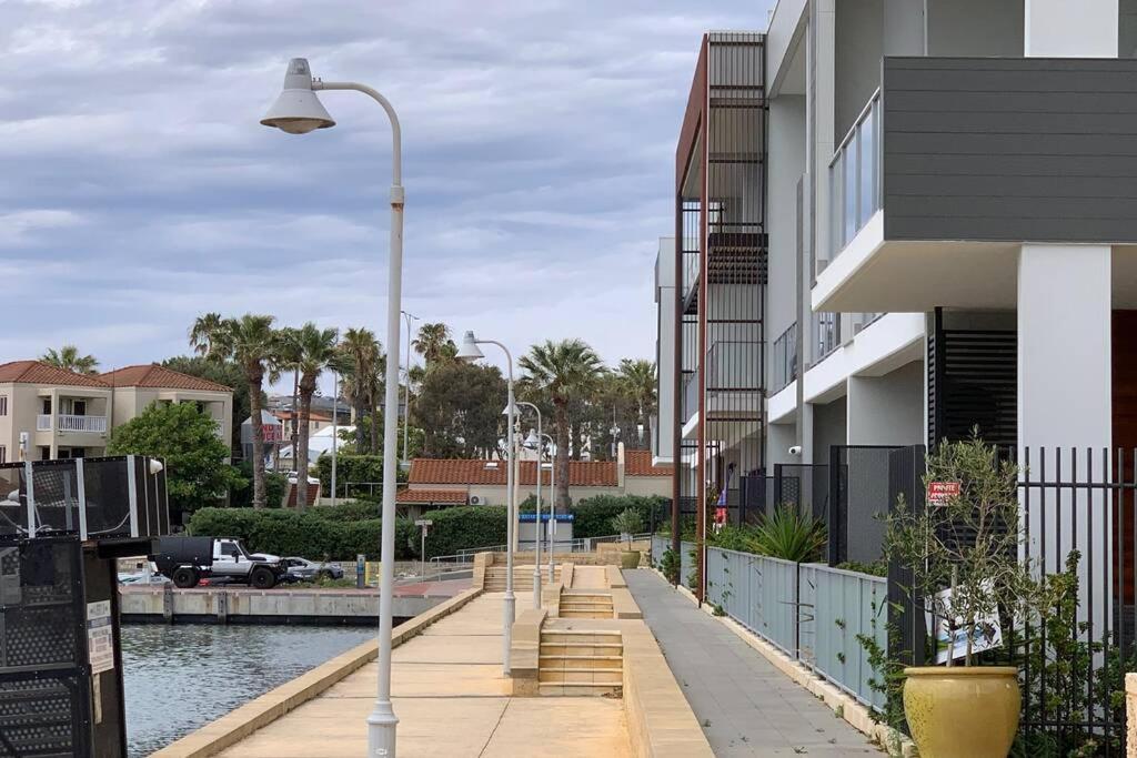 Mariner'S Cove ~ Luxe Waterfront Apartment Mindarie Exterior photo